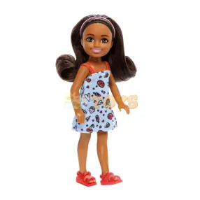   Barbie Chelsea játékbaba barna hajjal és kék szoknyában HXM97 - Mattel